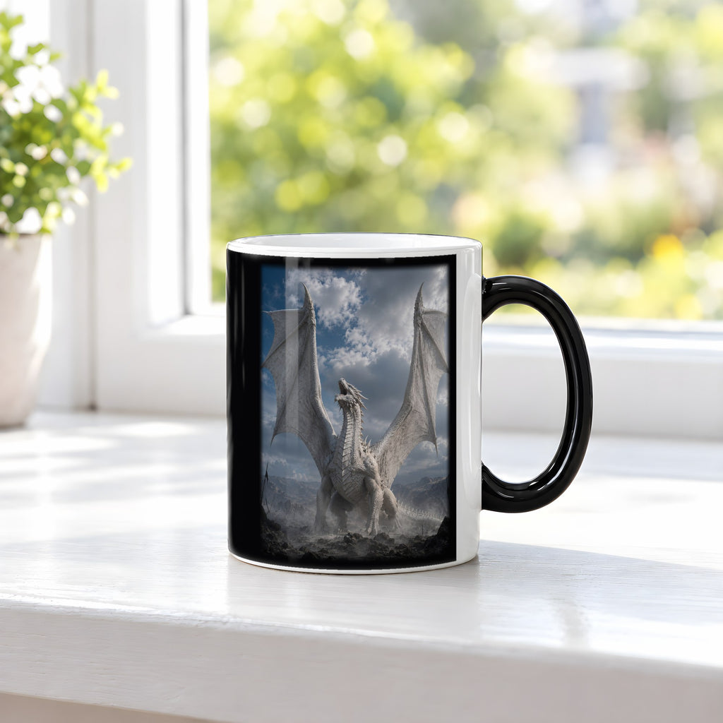 Der Weiße Drache – Black Edition Zaubertasse mit Motiv (heiß), auf der Fensterbank