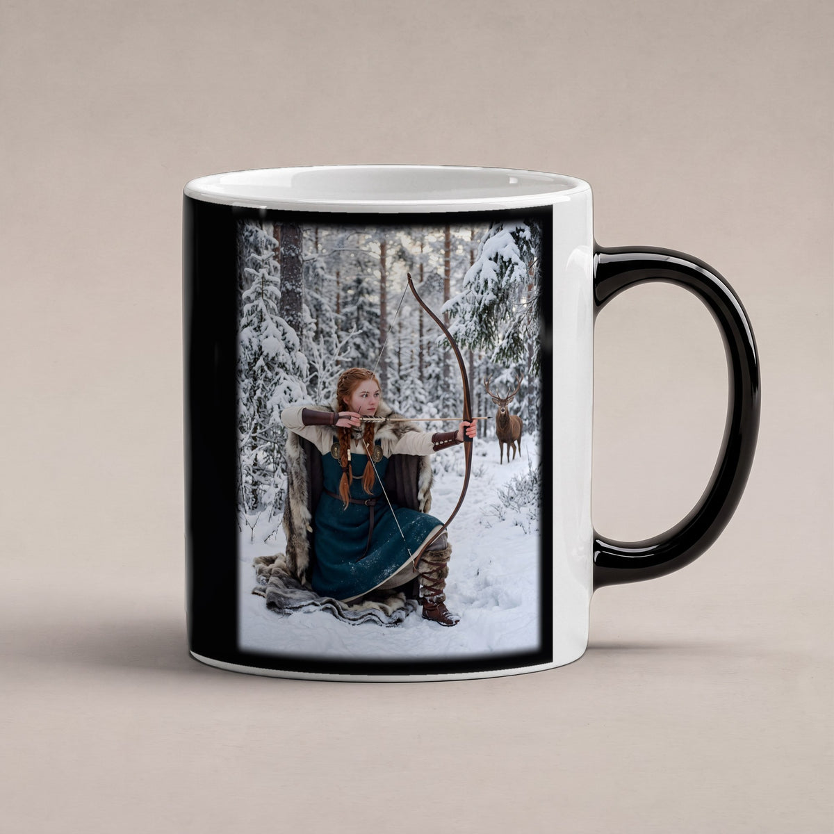 Die Winterjägerin – Black Edition Zaubertasse mit Motiv (heiß), freigestellt
