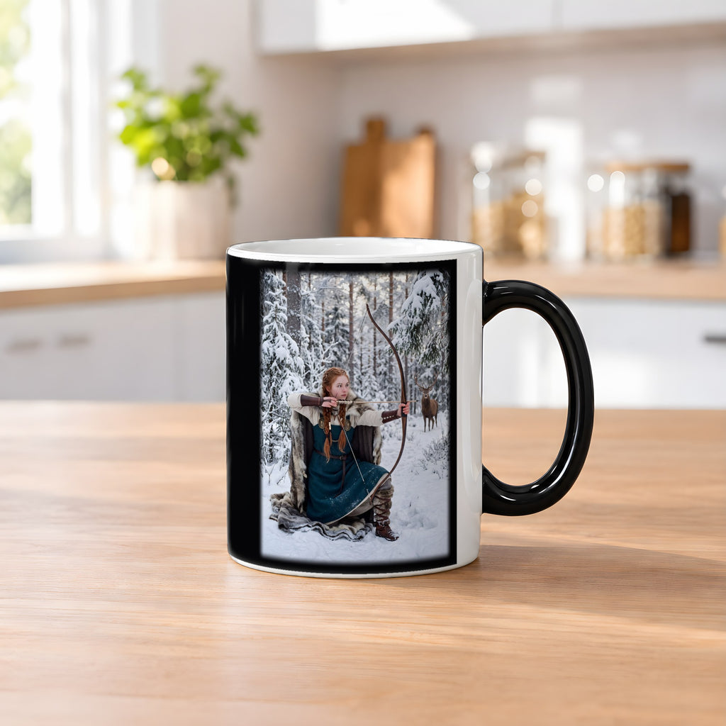 Die Winterjägerin – Black Edition Zaubertasse mit Motiv (heiß), auf dem Küchentresen