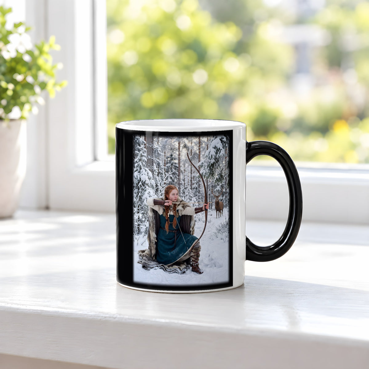 Die Winterjägerin – Black Edition Zaubertasse mit Motiv (heiß), auf der Fensterbank