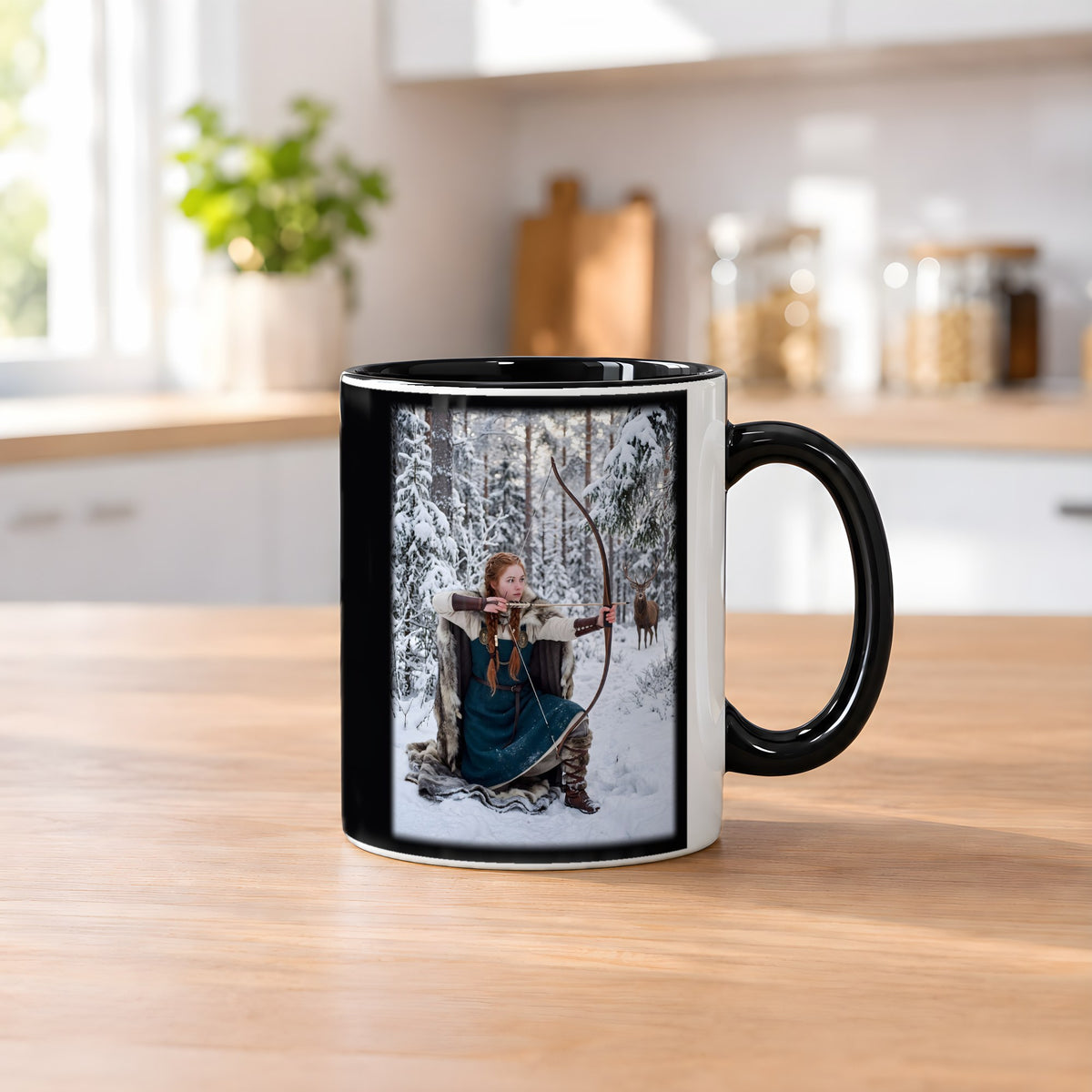 Die Winterjägerin – Tasse innen schwarz, auf dem Küchentresen