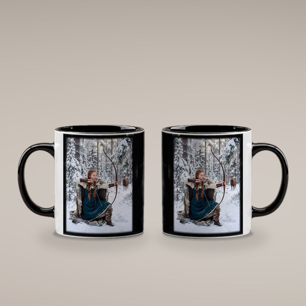 Die Winterjägerin – Tasse innen schwarz, beide Seiten bedruckt