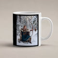 Die Winterjägerin – weiße Tasse, freigestellt