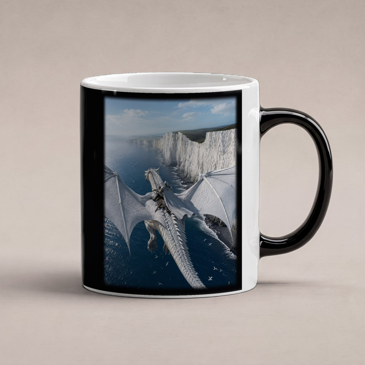 Der Wächter der Klippen – Black Edition Zaubertasse mit Motiv (heiß), freigestellt