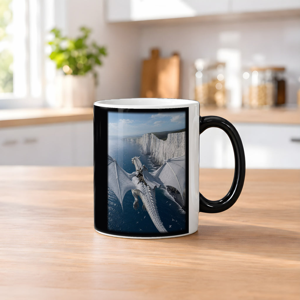 Der Wächter der Klippen – Black Edition Zaubertasse mit Motiv (heiß), auf dem Küchentresen
