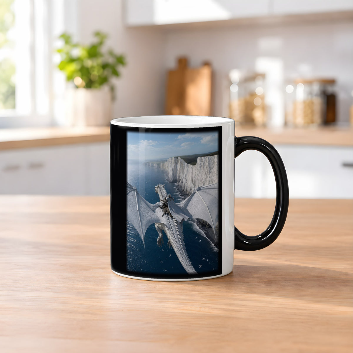 Der Wächter der Klippen – Black Edition Zaubertasse mit Motiv (heiß), auf dem Küchentresen