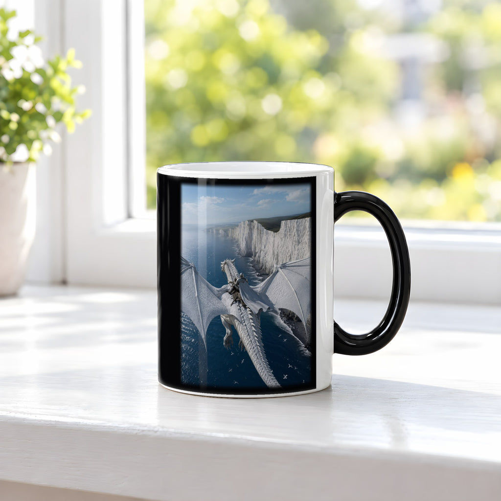 Der Wächter der Klippen – Black Edition Zaubertasse mit Motiv (heiß), auf der Fensterbank