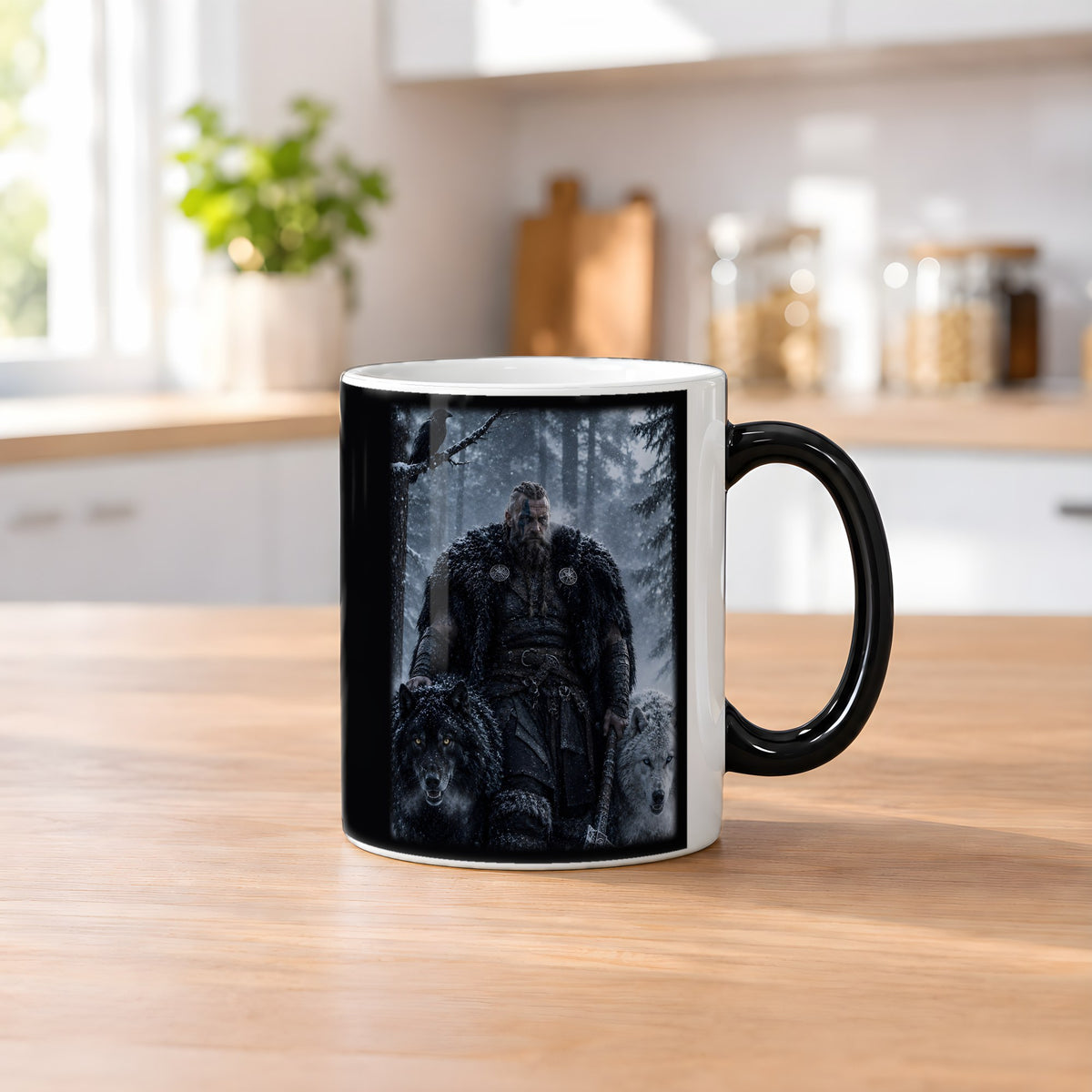 Die Wolfsmeute – Black Edition Zaubertasse mit Motiv (heiß), auf dem Küchentresen