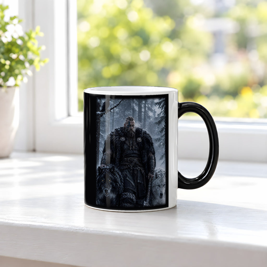 Die Wolfsmeute – Black Edition Zaubertasse mit Motiv (heiß), auf der Fensterbank