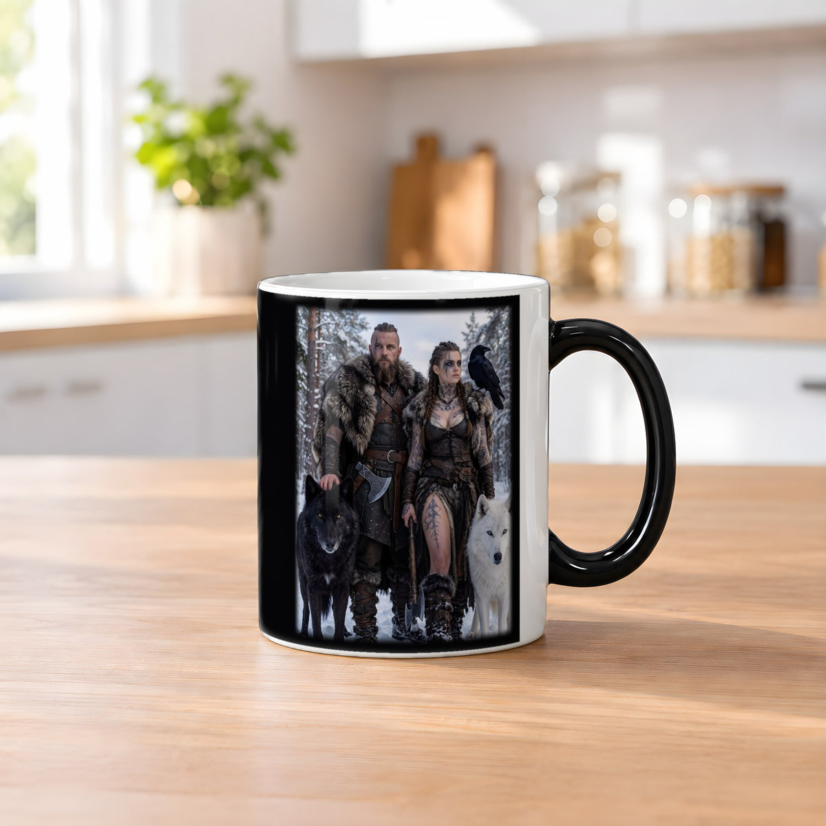 Das Wolfspaar – Black Edition Zaubertasse mit Motiv (heiß), auf dem Küchentresen