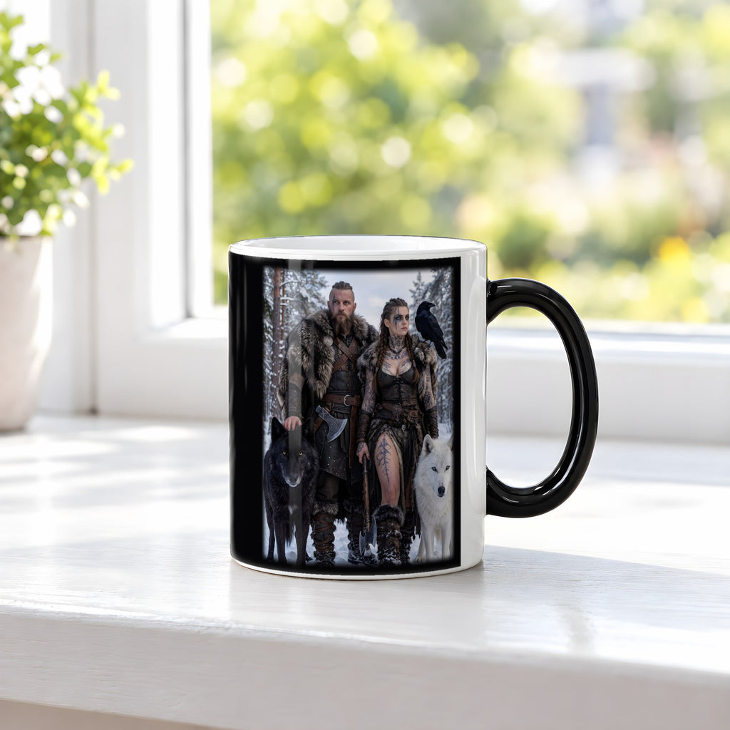 Das Wolfspaar – Black Edition Zaubertasse mit Motiv (heiß), auf der Fensterbank