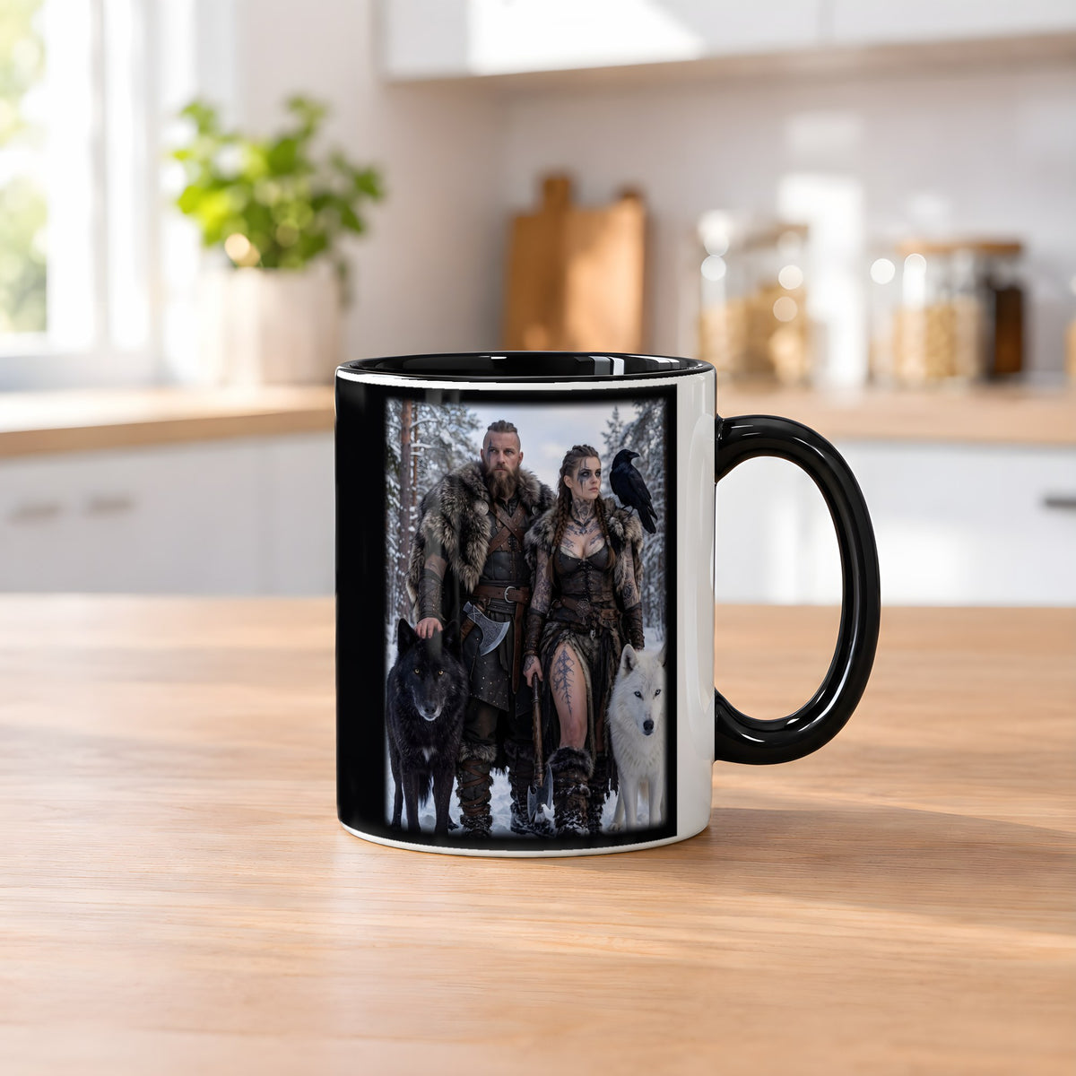 Das Wolfspaar – Tasse innen schwarz, auf dem Küchentresen