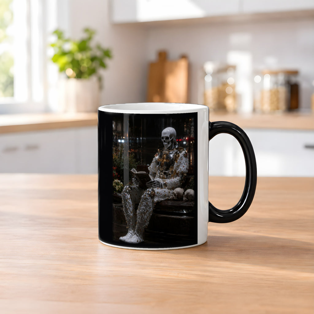 Der Wartende – Black Edition Zaubertasse mit Motiv (heiß), auf dem Küchentresen