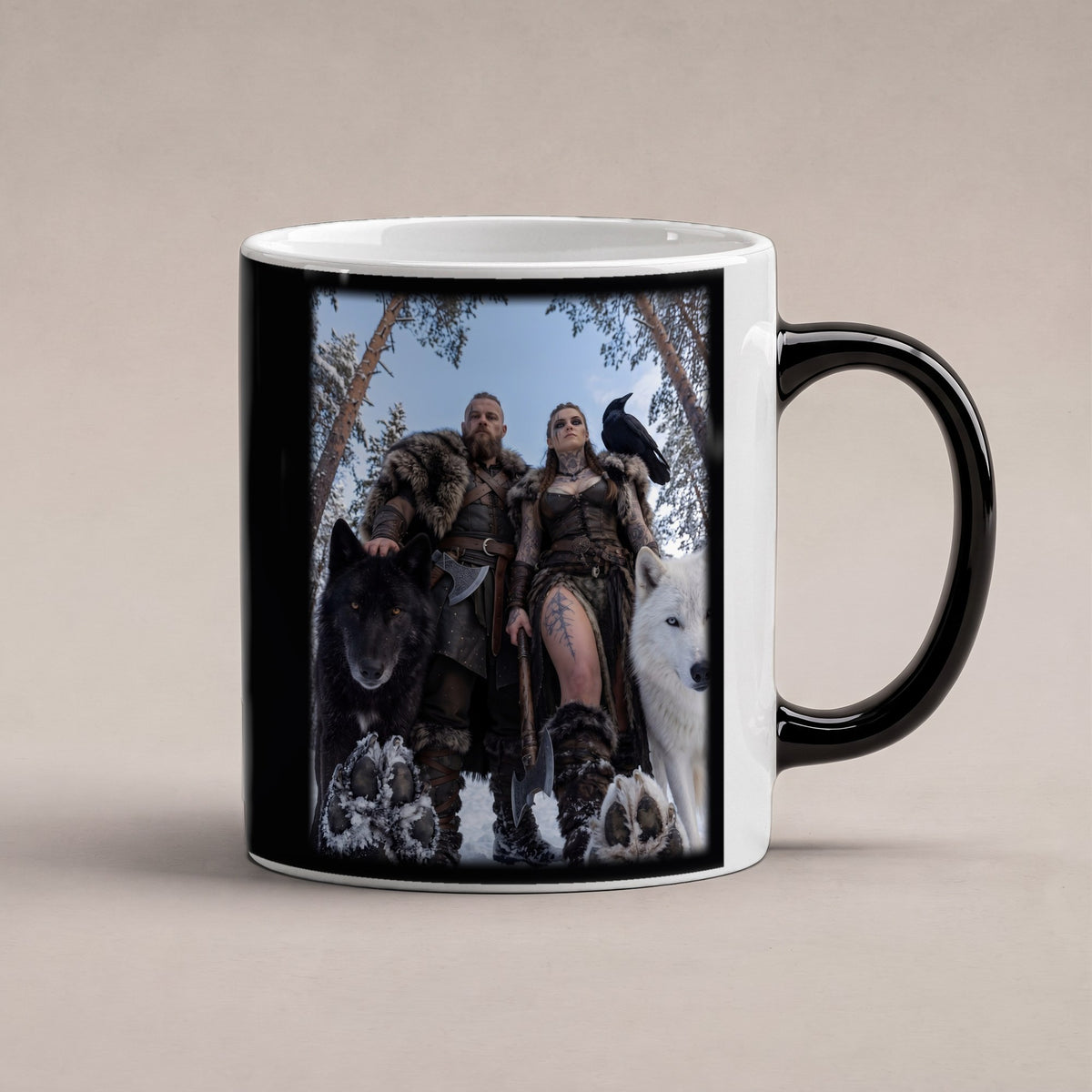 Die Wolfswacht – Black Edition Zaubertasse mit Motiv (heiß), freigestellt