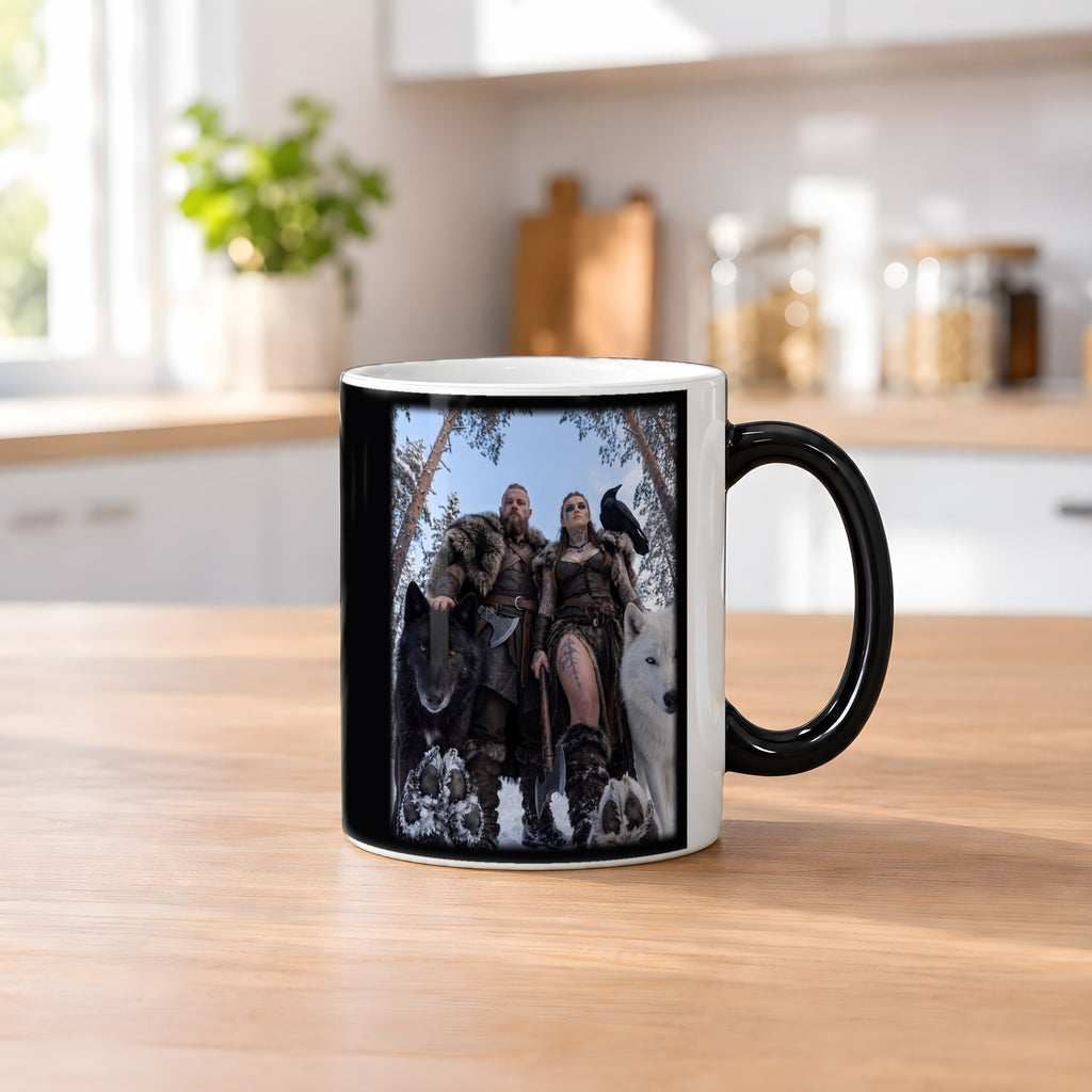 Die Wolfswacht – Black Edition Zaubertasse mit Motiv (heiß), auf dem Küchentresen