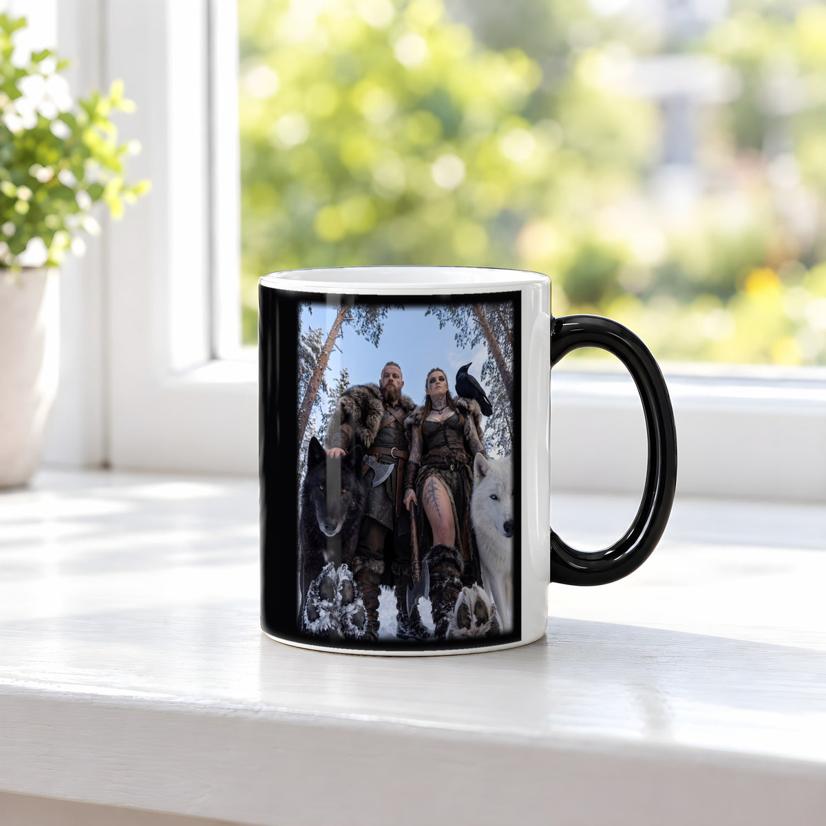 Die Wolfswacht – Black Edition Zaubertasse mit Motiv (heiß), auf der Fensterbank