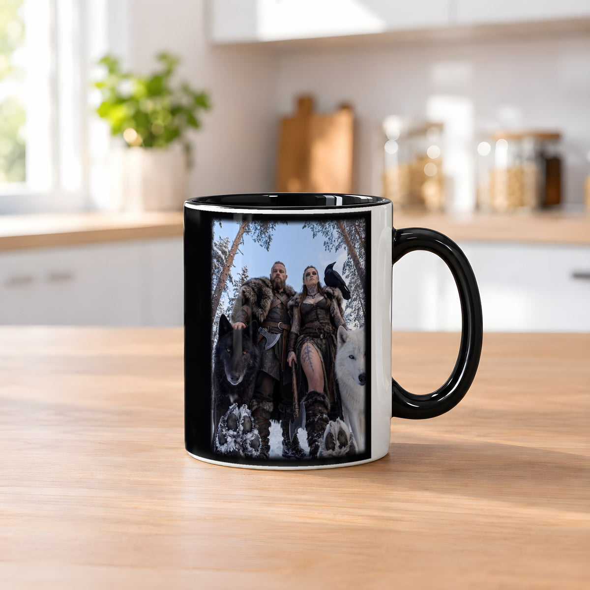 Die Wolfswacht – Tasse innen schwarz, auf dem Küchentresen