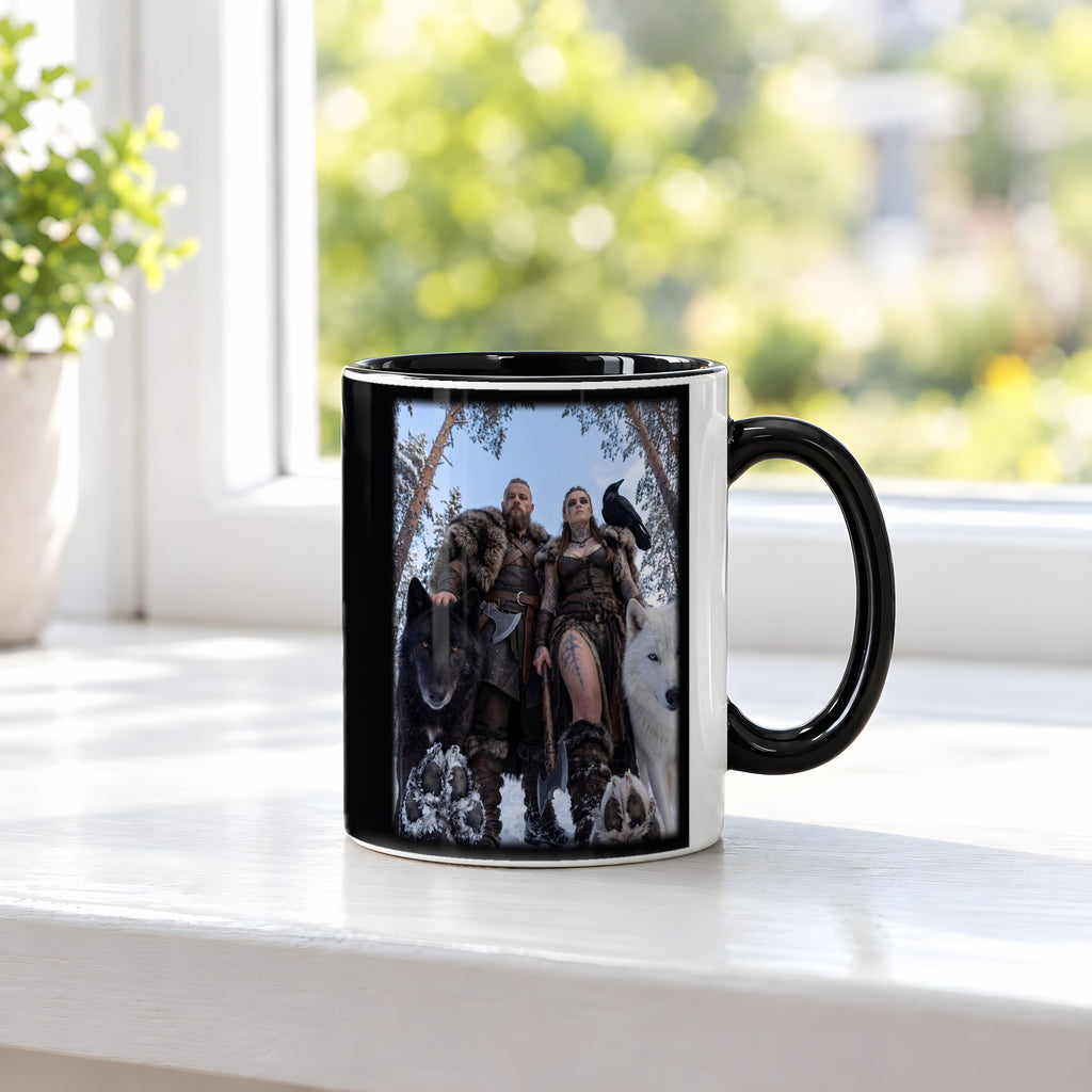Die Wolfswacht – Tasse innen schwarz, auf der Fensterbank
