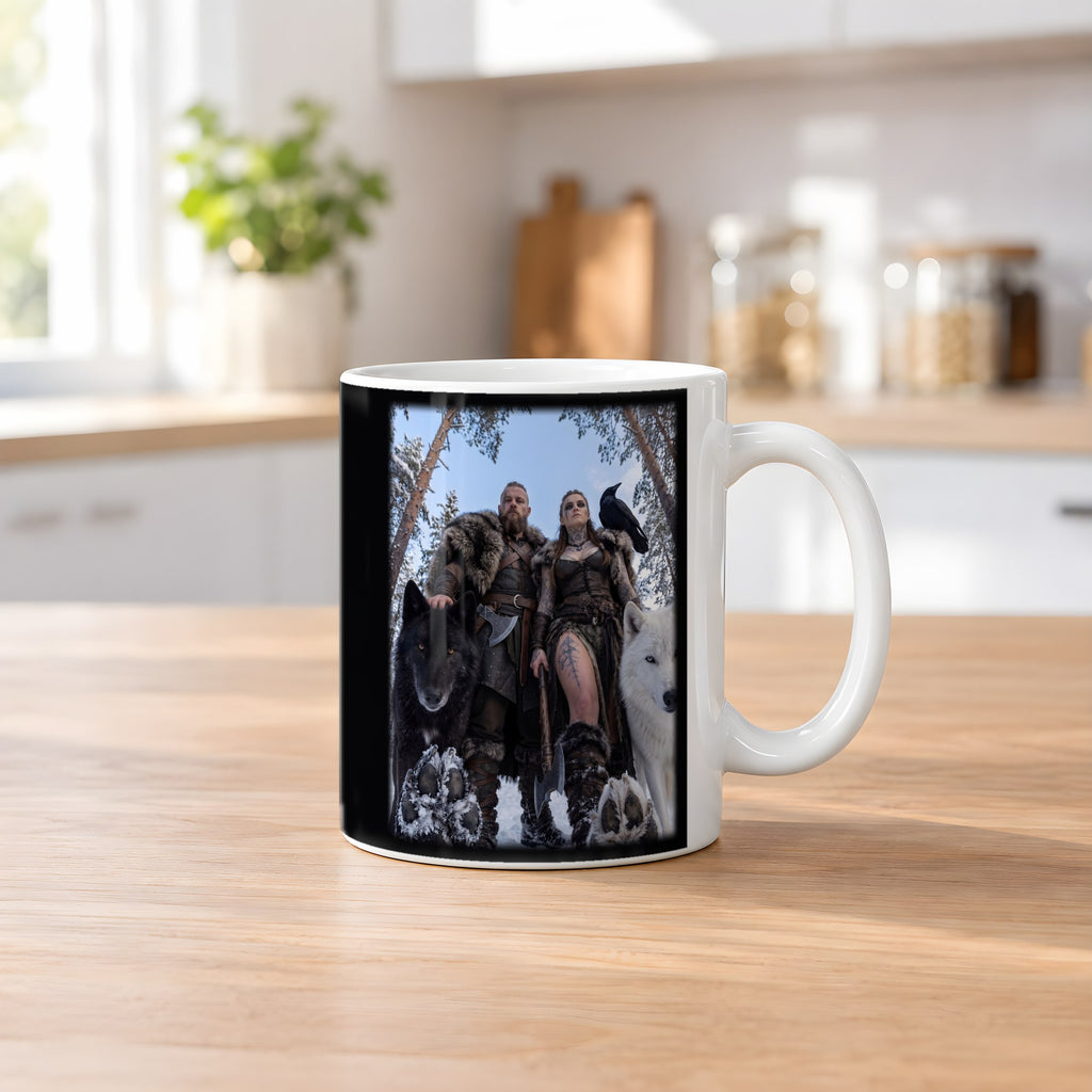 Die Wolfswacht – weiße Tasse, auf dem Küchentresen