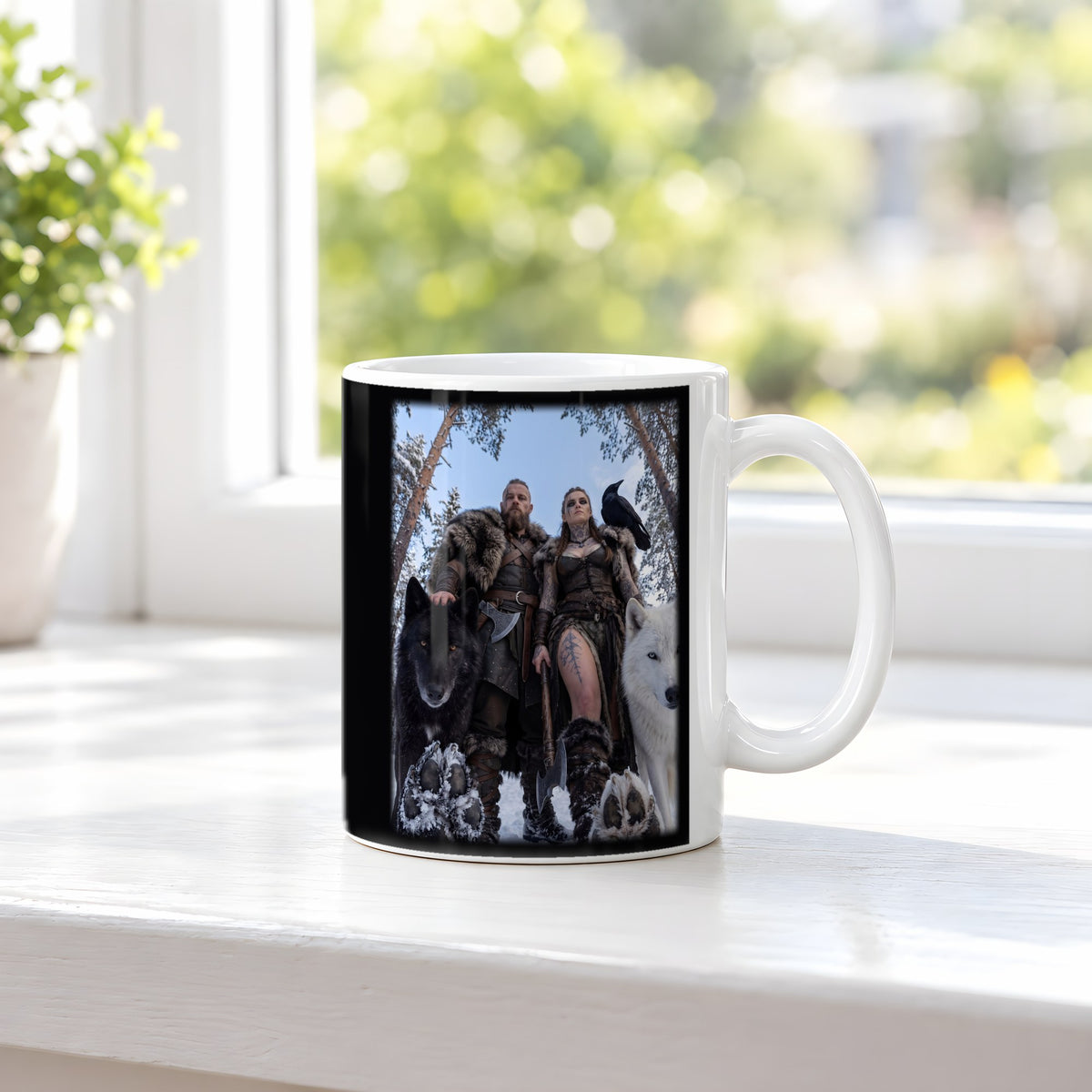 Die Wolfswacht – weiße Tasse, auf der Fensterbank