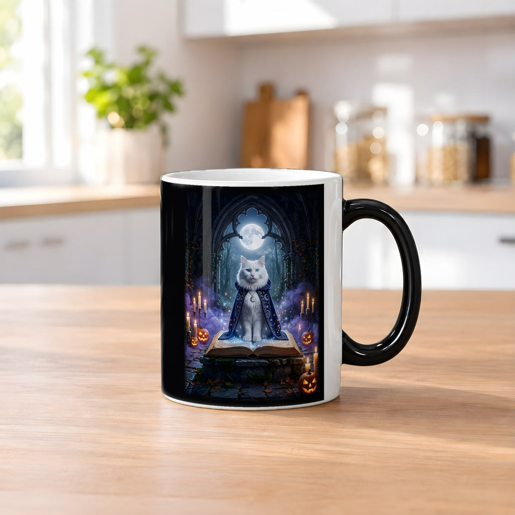 Der Zauberkater – Black Edition Zaubertasse mit Motiv (heiß), auf dem Küchentresen