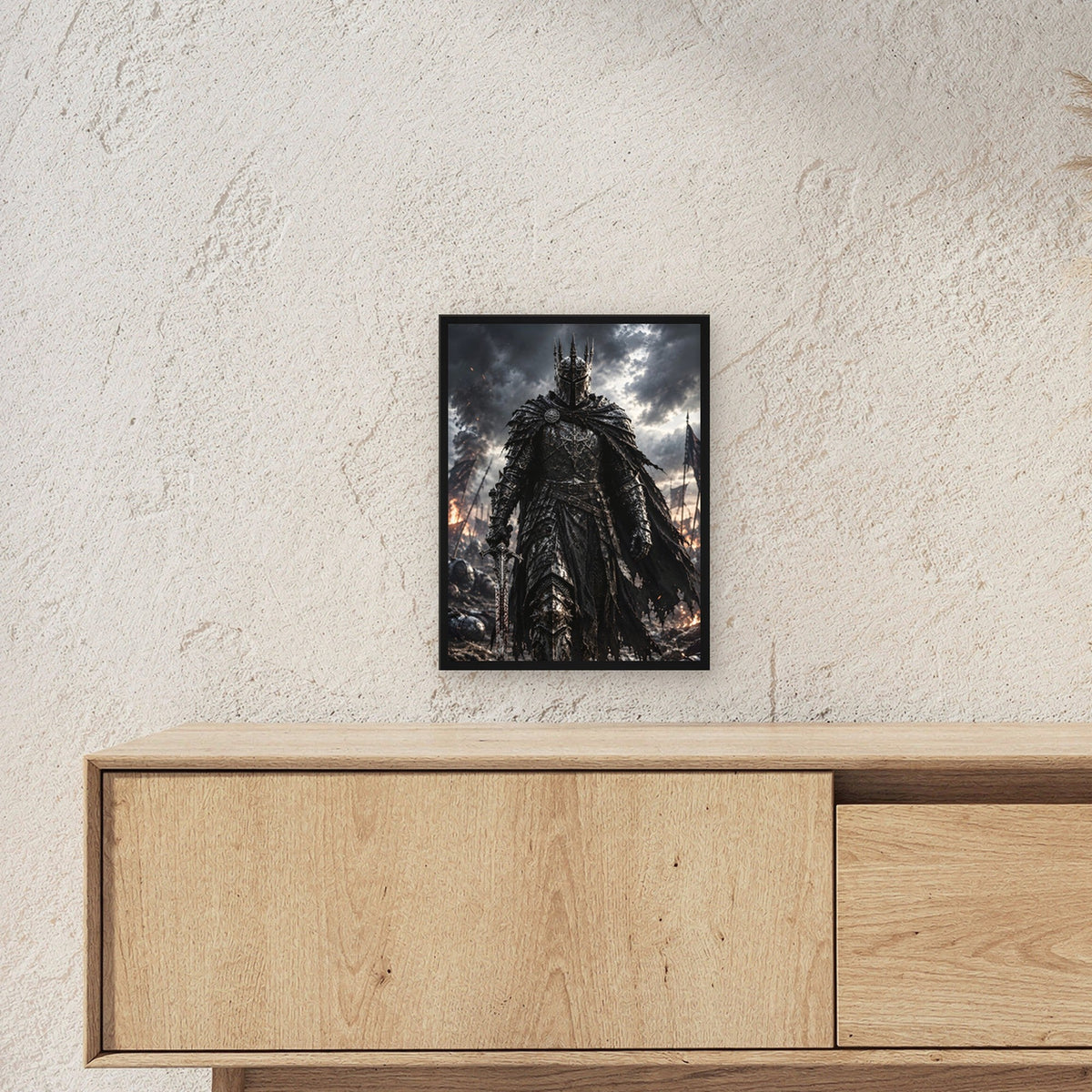 Der Gotische Ritter – Ritter mit Dornenhelm schreitet durch Rauch und Trümmer, im schwarzen Holzrahmen, über einem Sideboard