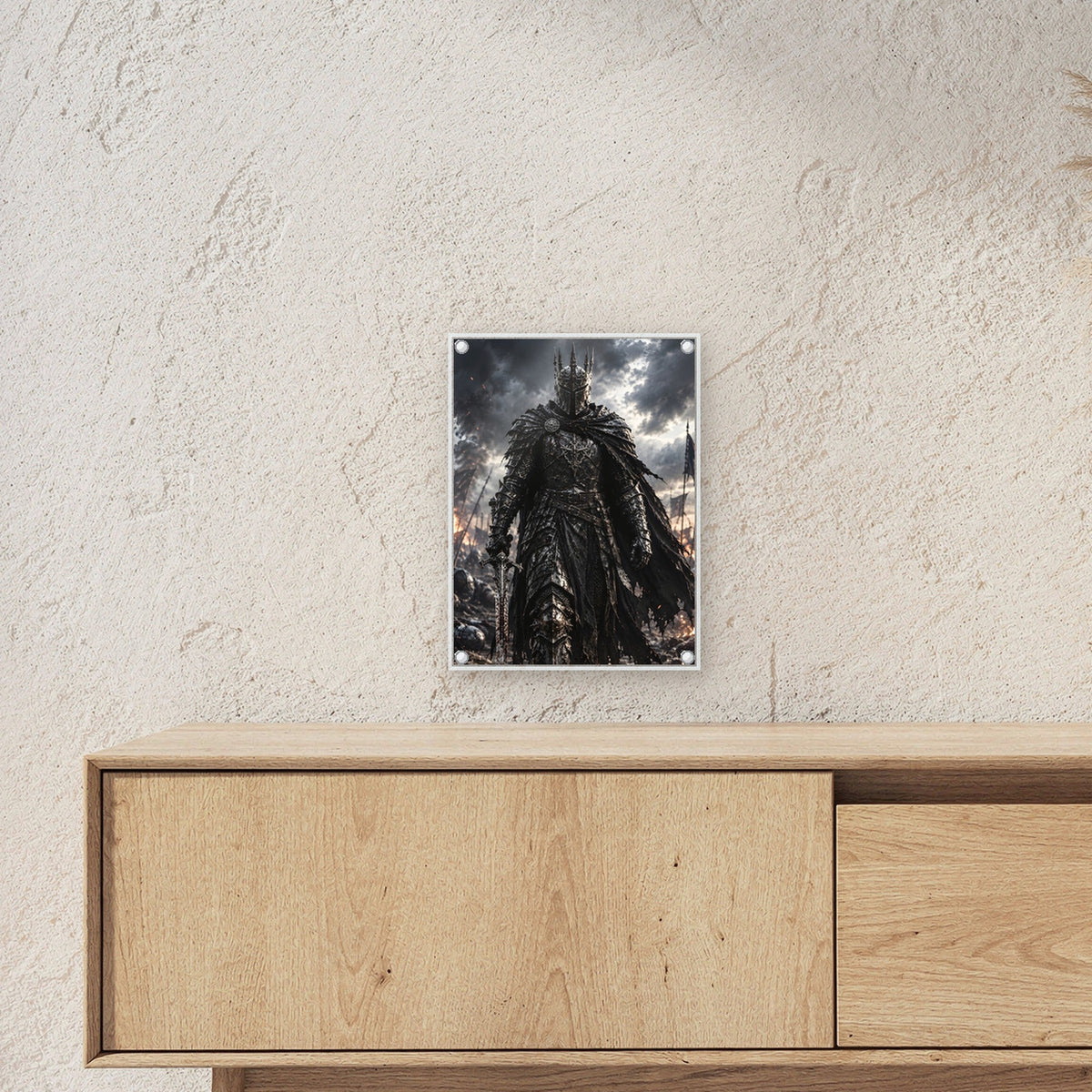 Der Gotische Ritter – Ritter mit Dornenhelm schreitet durch Rauch und Trümmer, auf Acrylglas mit Abstandshaltern, über einem Sideboard