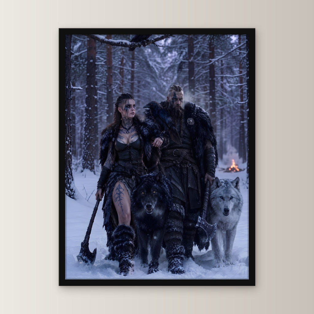 Heimkehr im Schnee – Wikingerpaar mit Wölfen am Lagerfeuer in der Abenddämmerung, im schwarzen Holzrahmen, von vorn an heller Wand