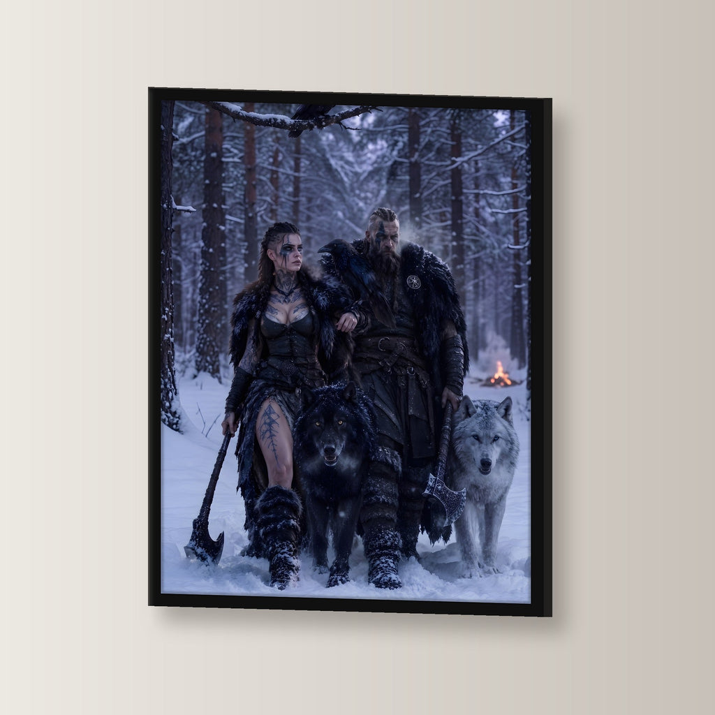 Heimkehr im Schnee – Wikingerpaar mit Wölfen am Lagerfeuer in der Abenddämmerung, im schwarzen Holzrahmen, leicht gedreht an der Wand