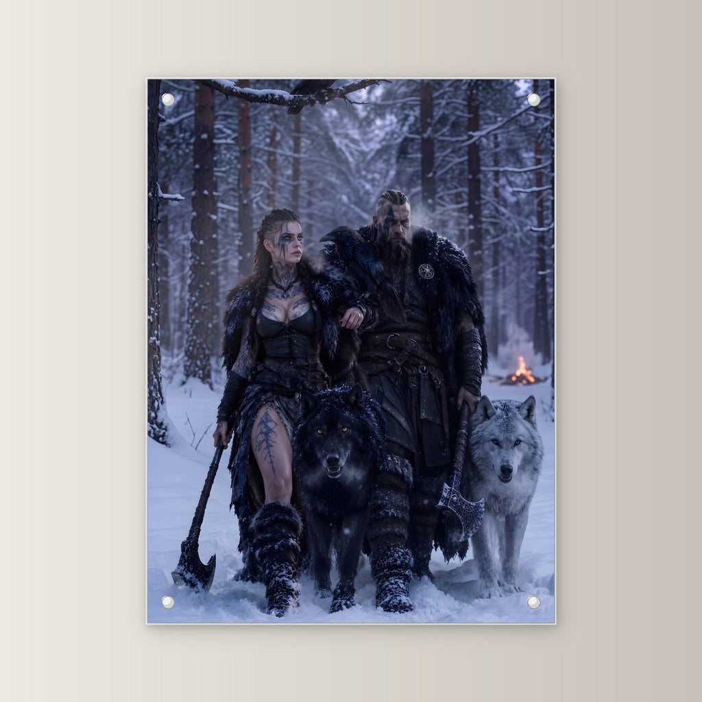 Heimkehr im Schnee – Wikingerpaar mit Wölfen am Lagerfeuer in der Abenddämmerung, auf Acrylglas mit Abstandshaltern, von vorn an heller Wand