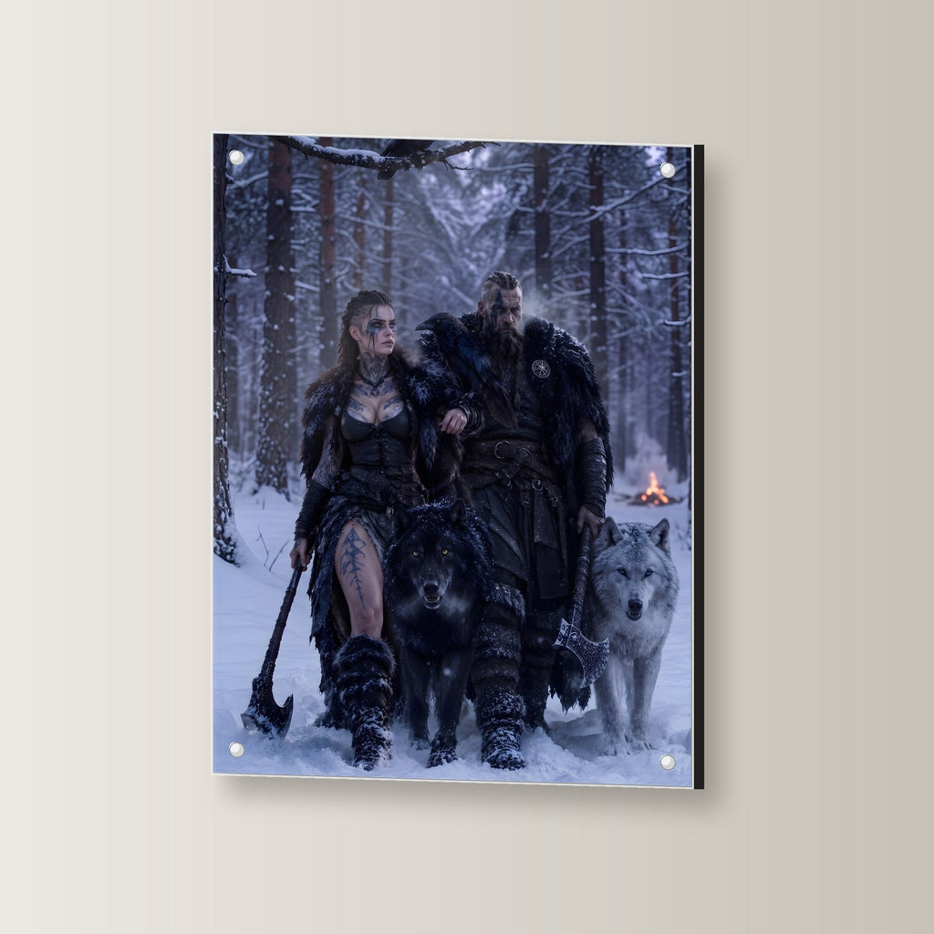 Heimkehr im Schnee – Wikingerpaar mit Wölfen am Lagerfeuer in der Abenddämmerung, auf Acrylglas mit Abstandshaltern, leicht gedreht an der Wand