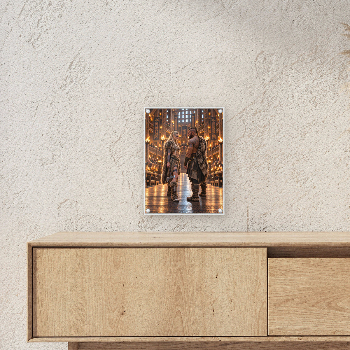 Der Hallenblick – Wikingerpaar im Blickwechsel vor dem Thron, auf Acrylglas mit vier Abstandshaltern, über einem Sideboard, zeigt die Größe im Raum