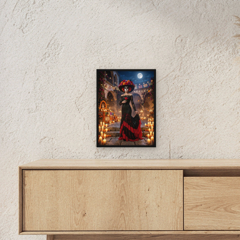 Die Catrina – Frau mit Totenkopf-Schminke und Blumenhut im Hof voller Kerzen und Ringelblumen, im schwarzen Holzrahmen, über einem Sideboard, zeigt die Größe im Raum