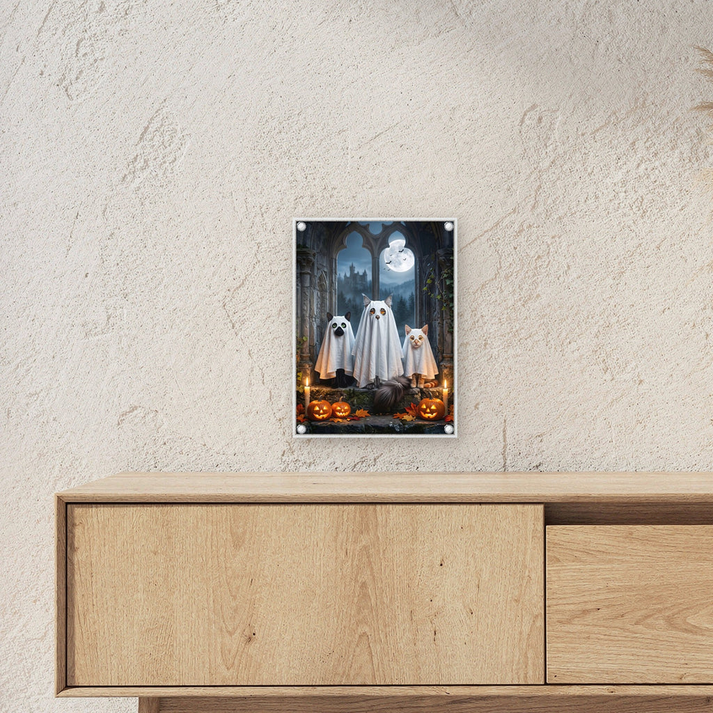 Die drei Katzengespenster – Drei Katzen unter Gespensterlaken vor dem gotischen Fenster im Vollmond, auf Acrylglas mit Edelstahl-Abstandshaltern, über einem Sideboard, zeigt die Größe im Raum