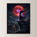 Die Hexenkönigin – Hexe beschwört violettes Feuer auf der Klippe vor dem Blutmond, im schwarzen Holzrahmen, gerade von vorn an heller Wand