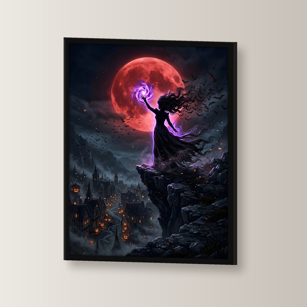 Die Hexenkönigin – Hexe beschwört violettes Feuer auf der Klippe vor dem Blutmond, im schwarzen Holzrahmen, leicht gedreht an der Wand