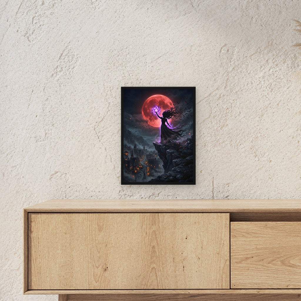Die Hexenkönigin – Hexe beschwört violettes Feuer auf der Klippe vor dem Blutmond, im schwarzen Holzrahmen, über einem Sideboard, zeigt die Größe im Raum