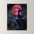 Die Hexenkönigin – Hexe beschwört violettes Feuer auf der Klippe vor dem Blutmond, auf Acrylglas mit Edelstahl-Abstandshaltern, gerade von vorn an heller Wand