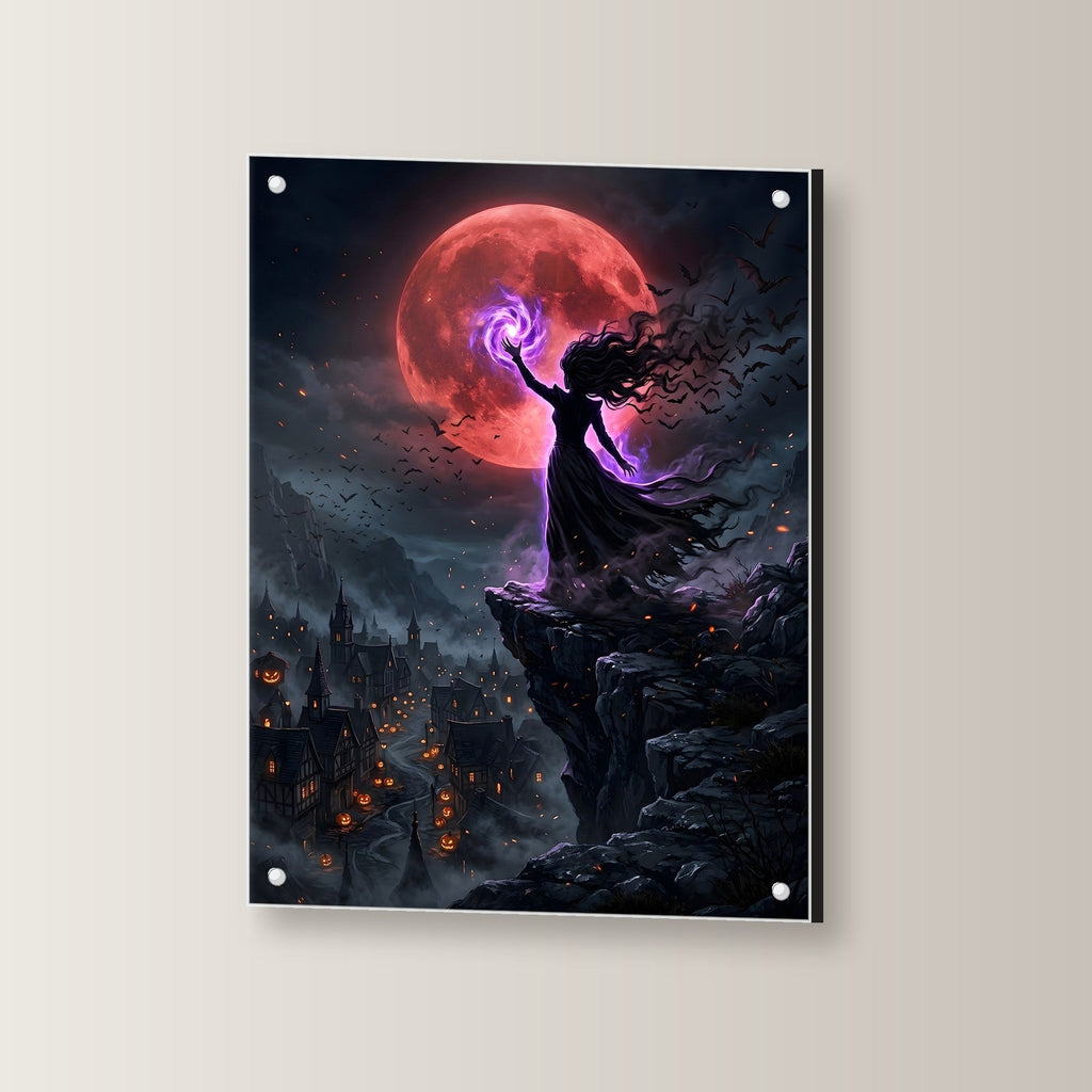 Die Hexenkönigin – Hexe beschwört violettes Feuer auf der Klippe vor dem Blutmond, auf Acrylglas mit Edelstahl-Abstandshaltern, leicht gedreht an der Wand