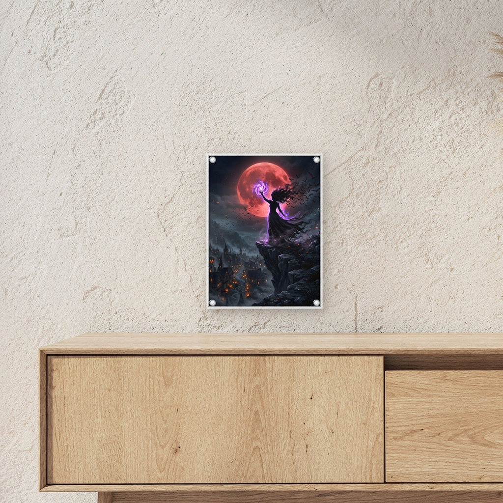 Die Hexenkönigin – Hexe beschwört violettes Feuer auf der Klippe vor dem Blutmond, auf Acrylglas mit Edelstahl-Abstandshaltern, über einem Sideboard, zeigt die Größe im Raum