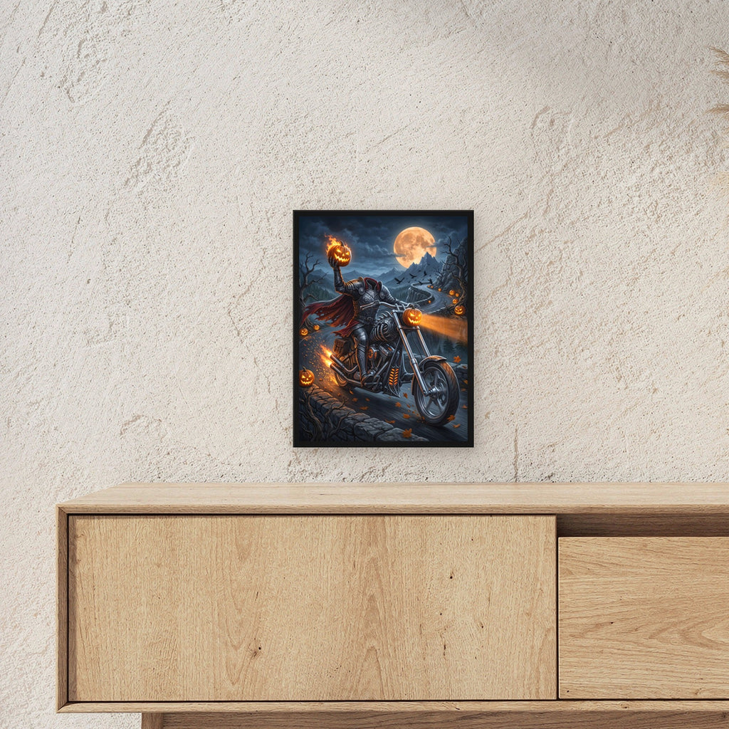 Der Höllenritt – Kopfloser Reiter auf dem Chopper mit brennendem Kürbiskopf in der Hand, im schwarzen Holzrahmen, über einem Sideboard, zeigt die Größe im Raum