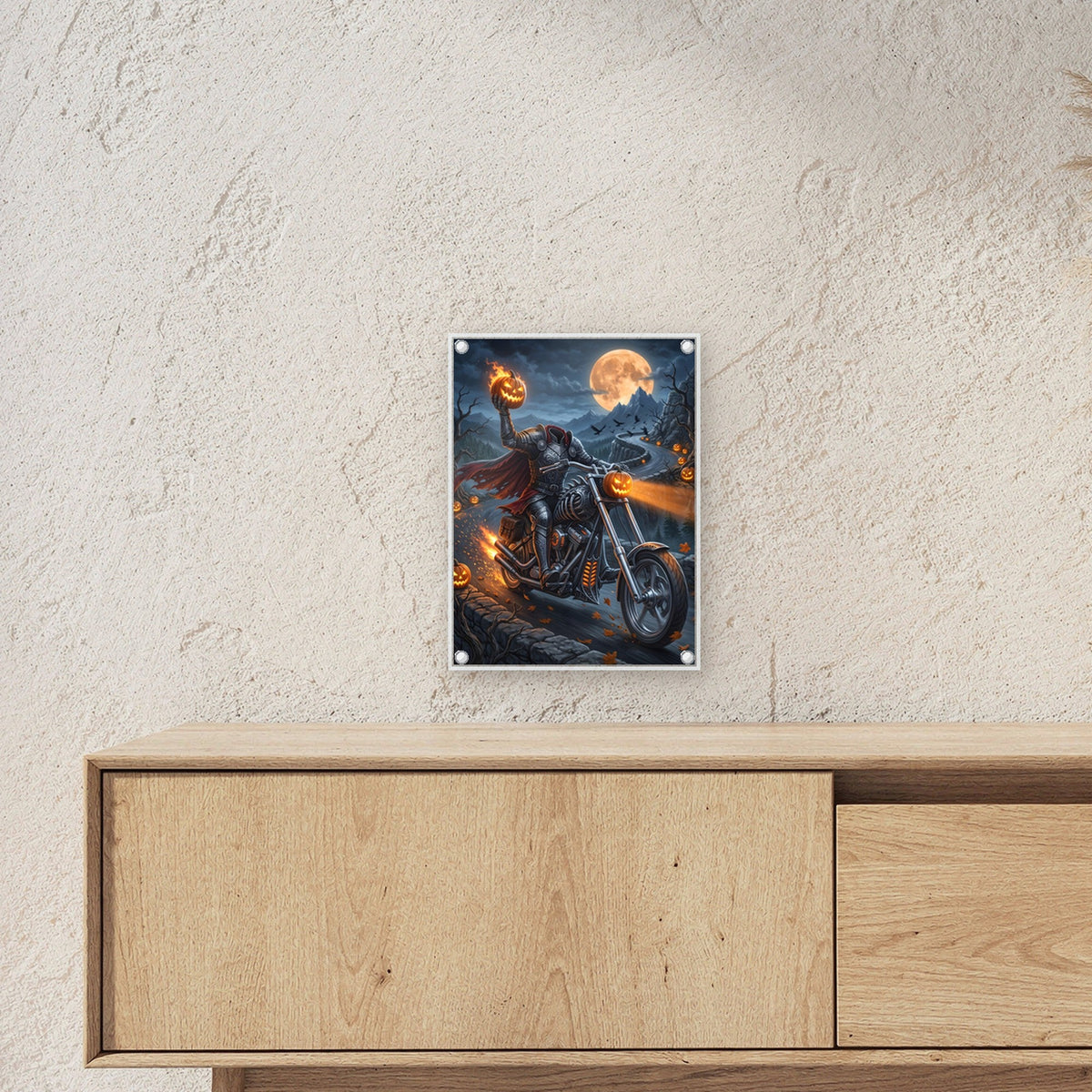 Der Höllenritt – Kopfloser Reiter auf dem Chopper mit brennendem Kürbiskopf in der Hand, auf Acrylglas mit Edelstahl-Abstandshaltern, über einem Sideboard, zeigt die Größe im Raum