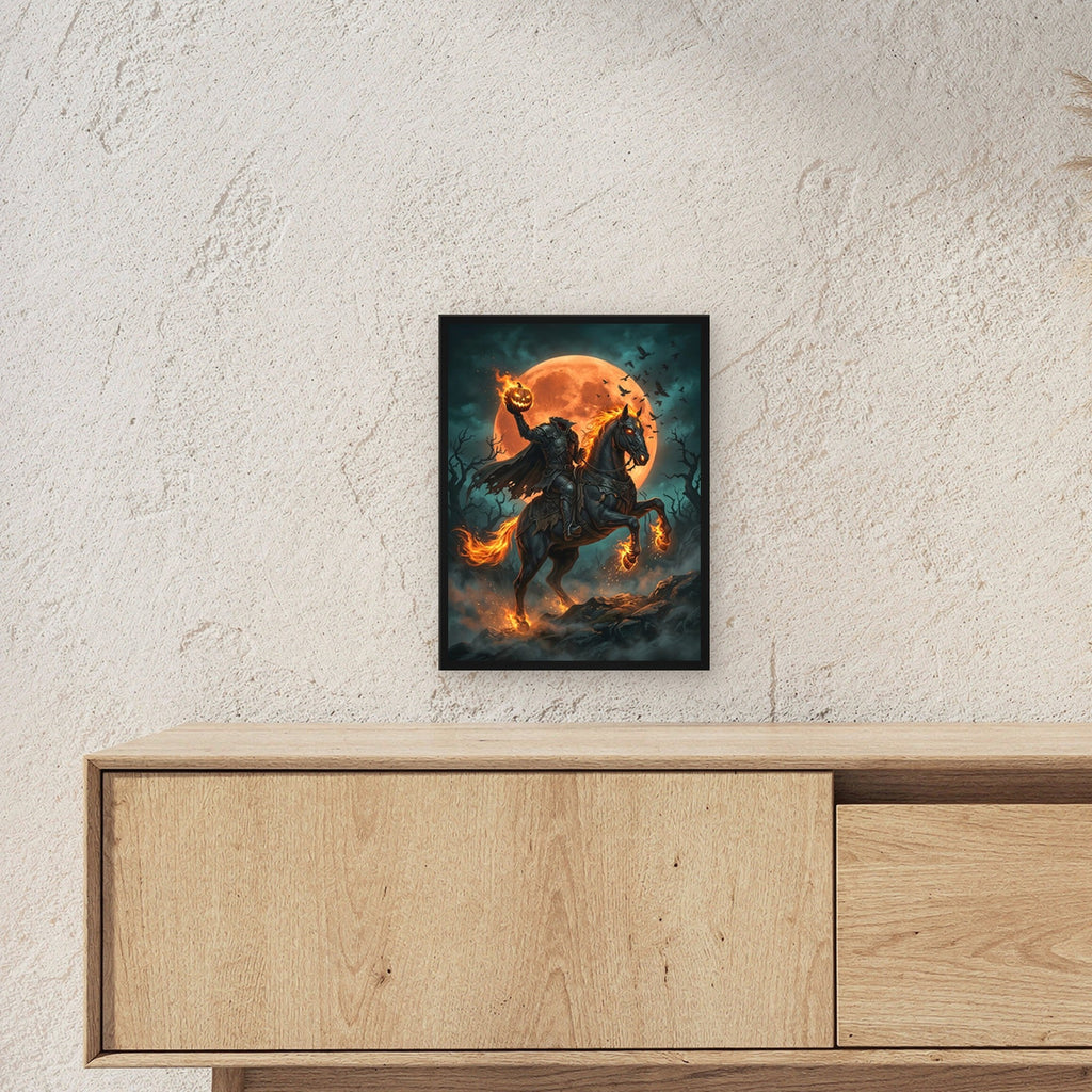 Der kopflose Reiter – Kopfloser Reiter auf schwarzem Ross mit Flammenhufen vor dem Vollmond, im schwarzen Holzrahmen, über einem Sideboard, zeigt die Größe im Raum