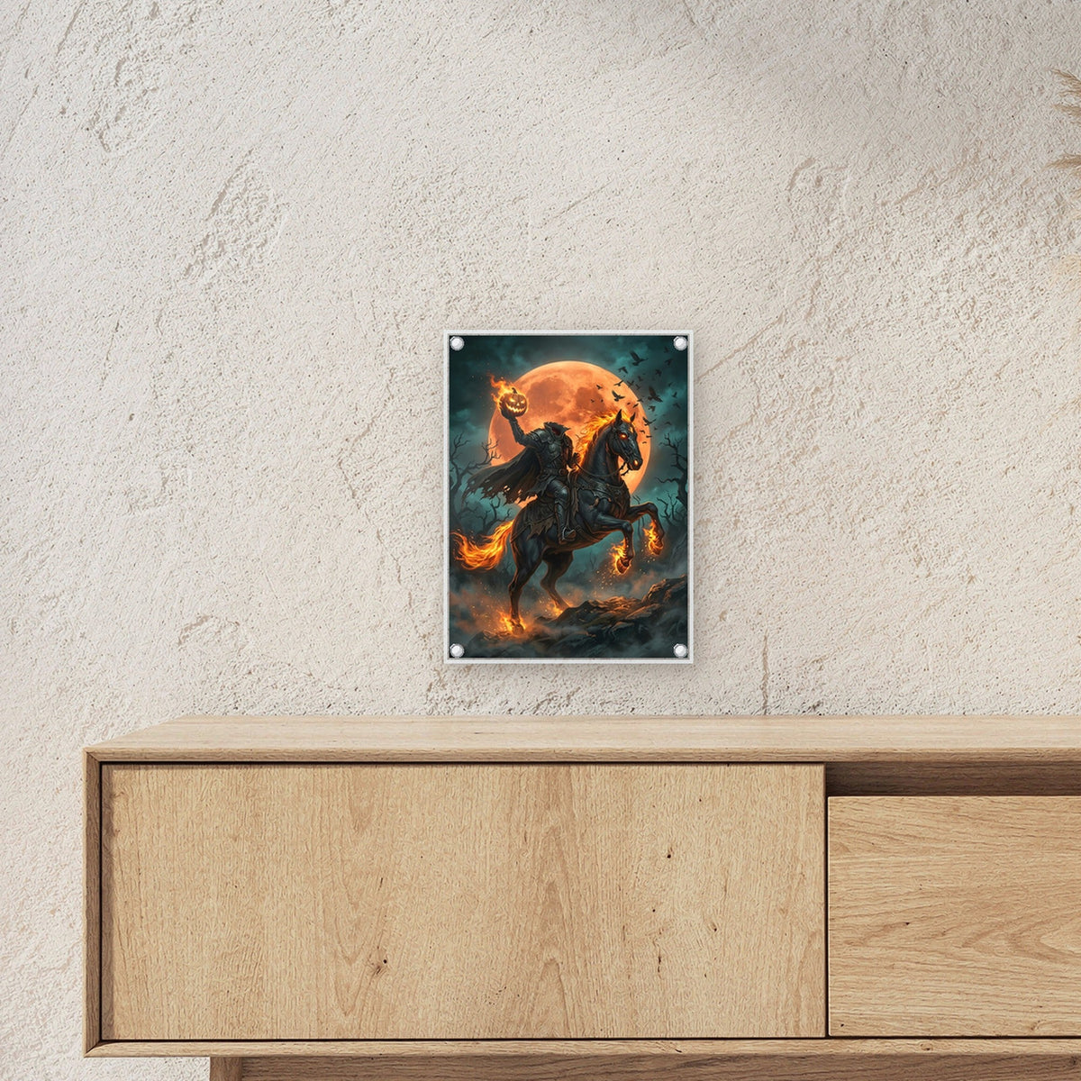 Der kopflose Reiter – Kopfloser Reiter auf schwarzem Ross mit Flammenhufen vor dem Vollmond, auf Acrylglas mit Edelstahl-Abstandshaltern, über einem Sideboard, zeigt die Größe im Raum