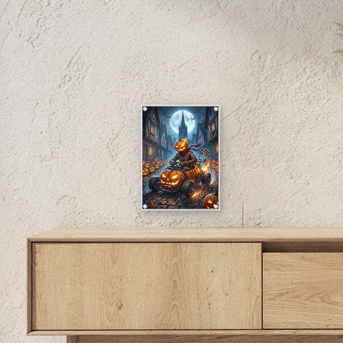 Das Kürbis-Rennen – Kürbiskopf rast im Kürbis-Gokart durch die nächtliche Altstadt, auf Acrylglas mit Edelstahl-Abstandshaltern, über einem Sideboard, zeigt die Größe im Raum