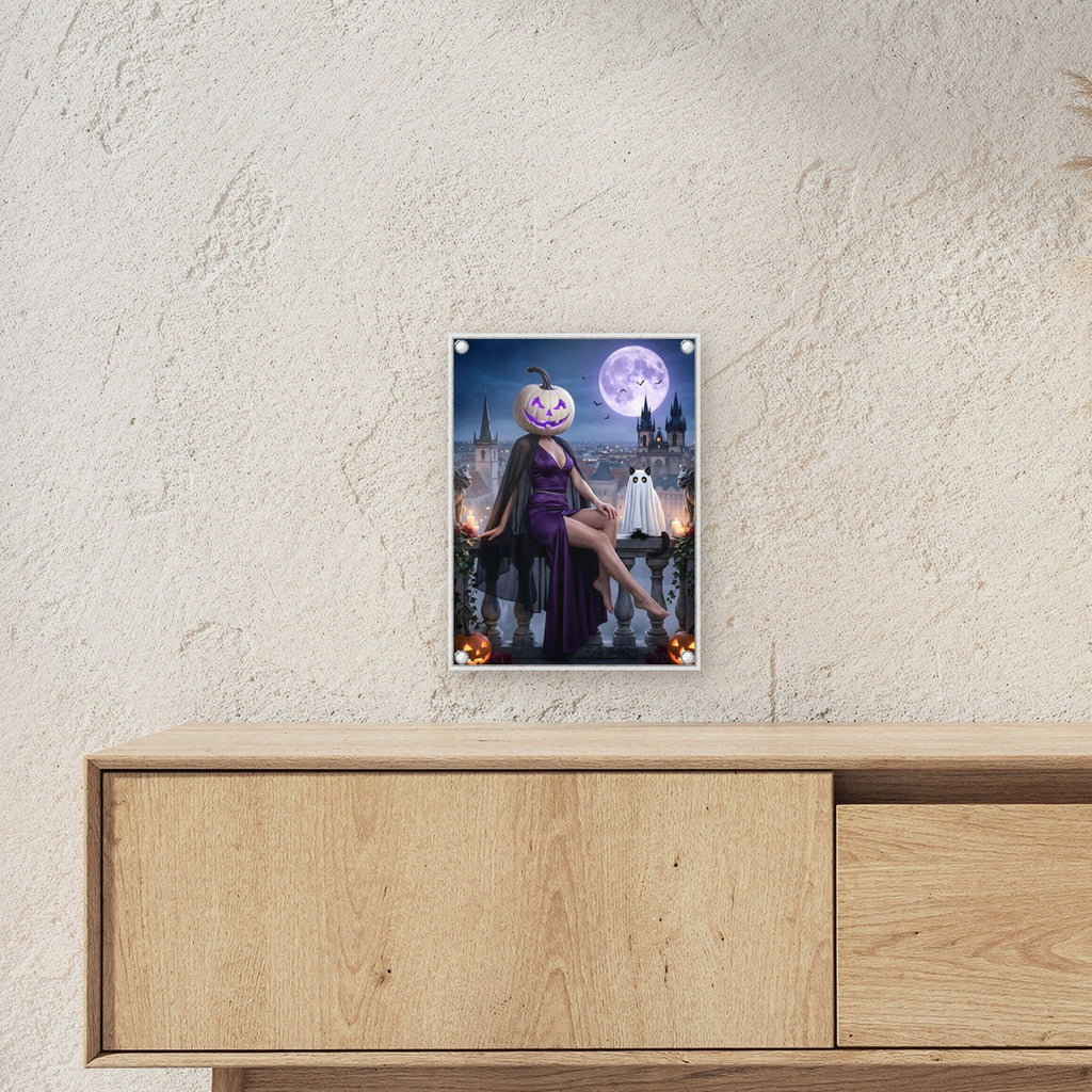 Die Balkon-Dame – Kürbisfrau im lila Kleid auf der Balustrade über der Altstadt mit Katzengespenst, auf Acrylglas mit Edelstahl-Abstandshaltern, über einem Sideboard, zeigt die Größe im Raum