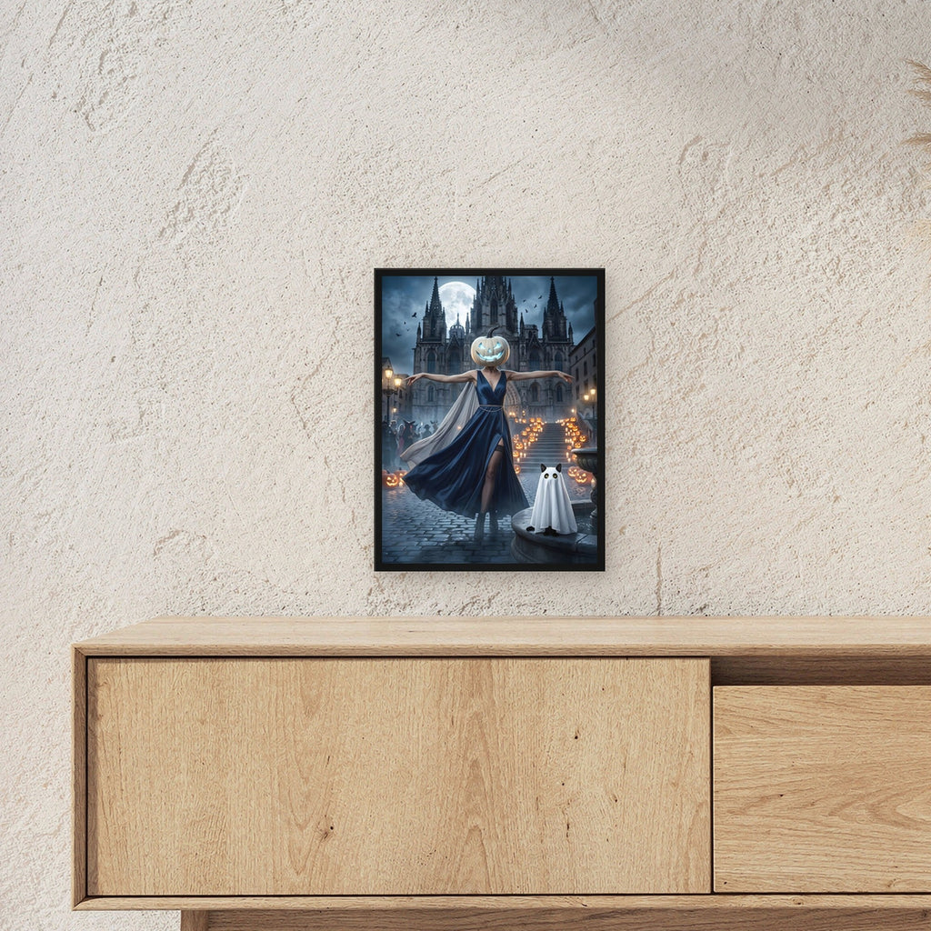 Die Nachttänzerin – Tänzerin mit leuchtendem Kürbiskopf und Katzengespenst vor der Kathedrale, im schwarzen Holzrahmen, über einem Sideboard, zeigt die Größe im Raum