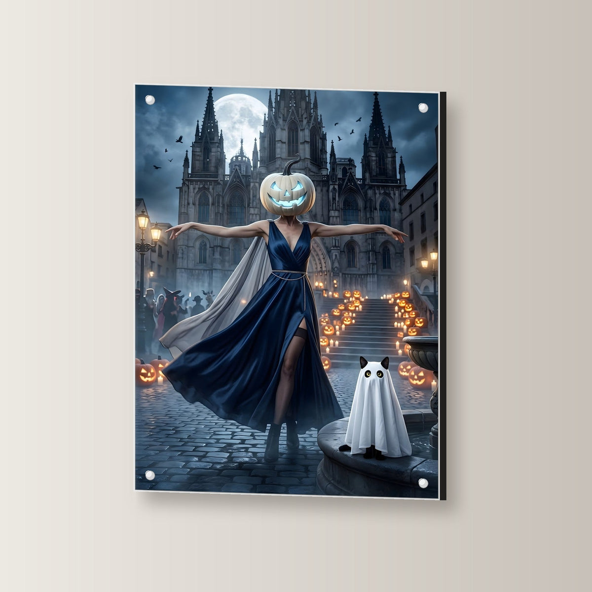 Die Nachttänzerin – Tänzerin mit leuchtendem Kürbiskopf und Katzengespenst vor der Kathedrale, auf Acrylglas mit Edelstahl-Abstandshaltern, leicht gedreht an der Wand