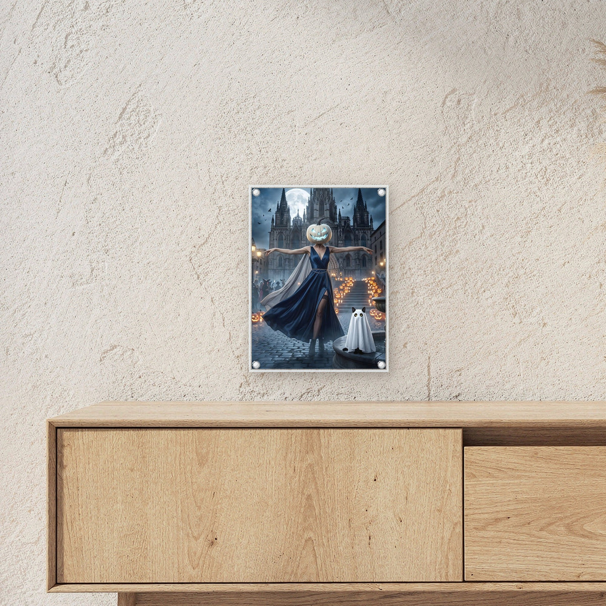 Die Nachttänzerin – Tänzerin mit leuchtendem Kürbiskopf und Katzengespenst vor der Kathedrale, auf Acrylglas mit Edelstahl-Abstandshaltern, über einem Sideboard, zeigt die Größe im Raum