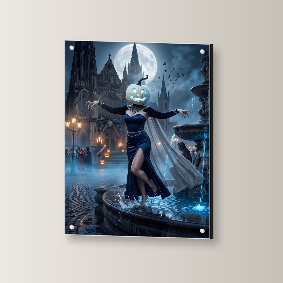 Die Brunnentänzerin – Tänzerin mit leuchtendem Kürbiskopf am Brunnen vor der Kathedrale im Vollmond, auf Acrylglas mit Edelstahl-Abstandshaltern, leicht gedreht an der Wand
